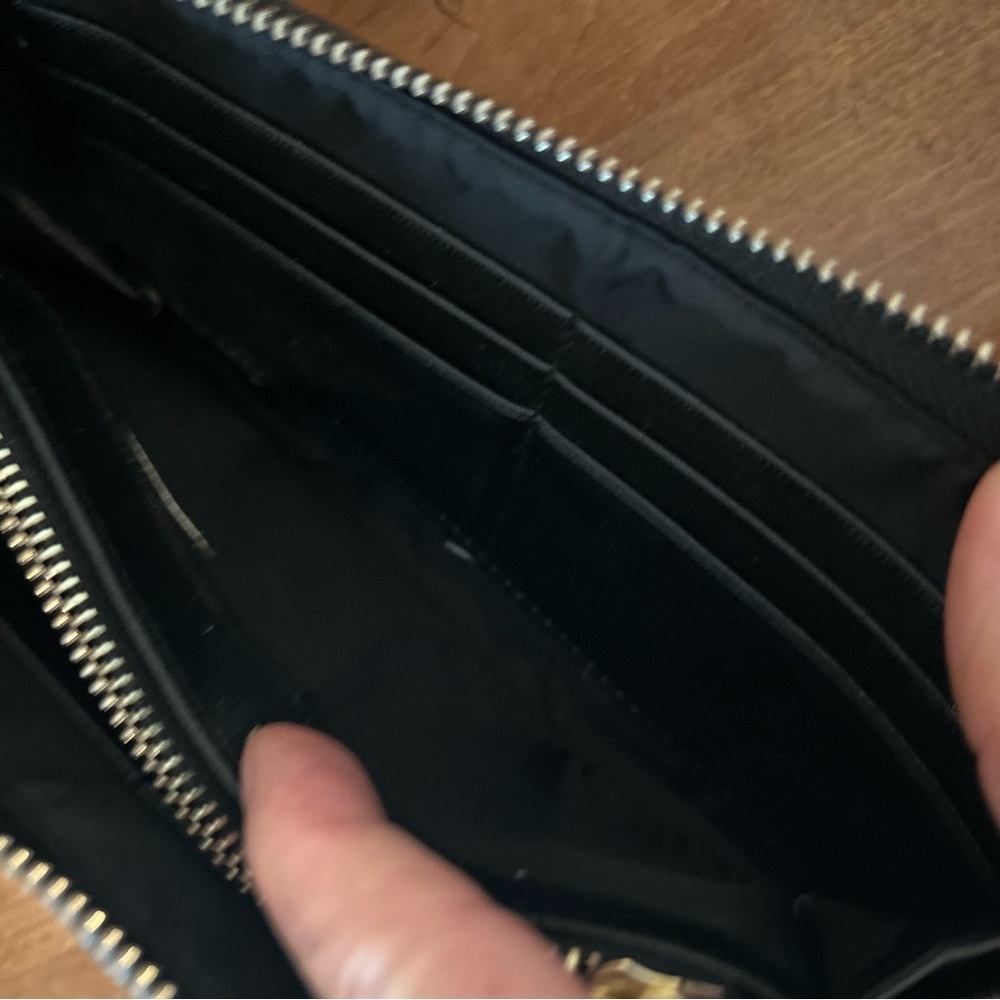 L Eternite Women’s Zippered Black Wallet - Picture 7 of 11